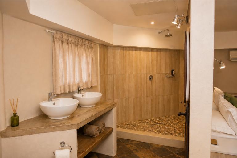 Room 4 Bathroom